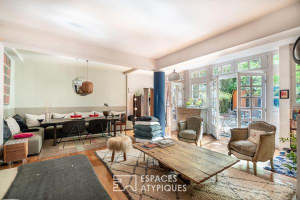Maison avec cour pavée et jardin à l’esprit japonisant