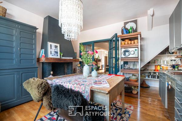 Maison avec cour pavée et jardin à l’esprit japonisant