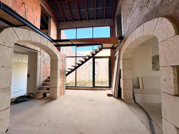 Propriété en pierre – 360 m² – 1,5 hectare – Oliviers – Projet d’exception à finaliser