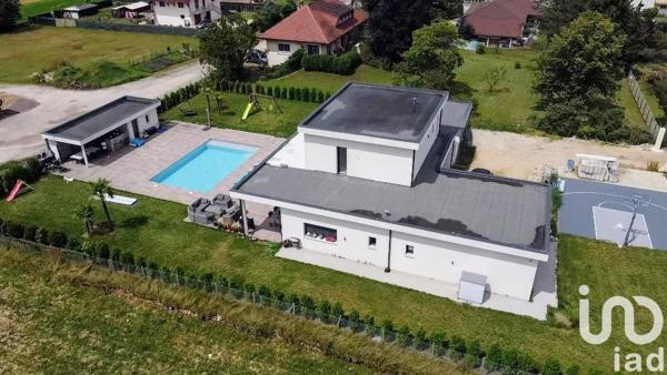 Maison 12 pièces de 226 m² à Izernore (01580)