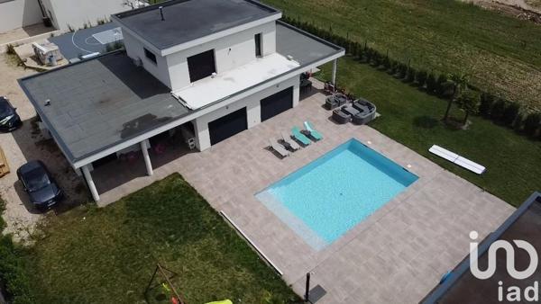 Maison 12 pièces de 226 m² à Izernore (01580)