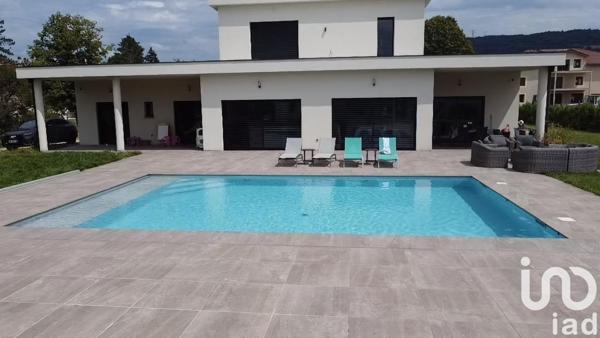 Maison 12 pièces de 226 m² à Izernore (01580)