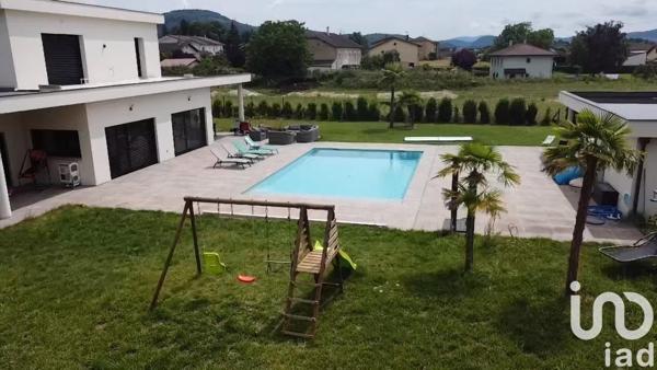 Maison 12 pièces de 226 m² à Izernore (01580)