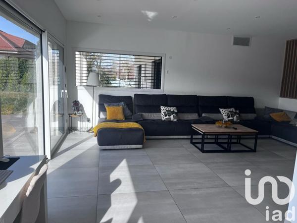 Maison 12 pièces de 226 m² à Izernore (01580)