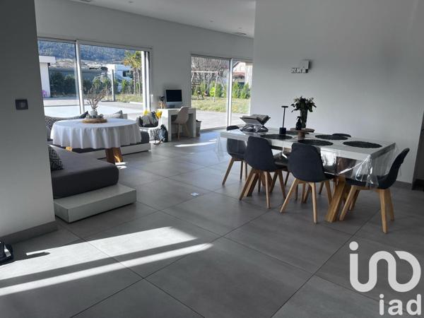 Maison 12 pièces de 226 m² à Izernore (01580)