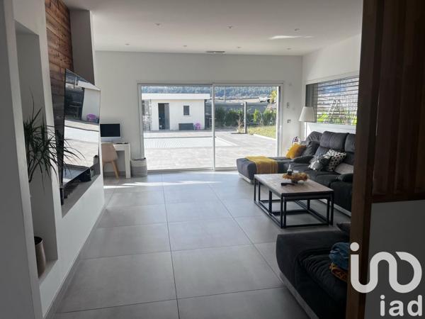 Maison 12 pièces de 226 m² à Izernore (01580)