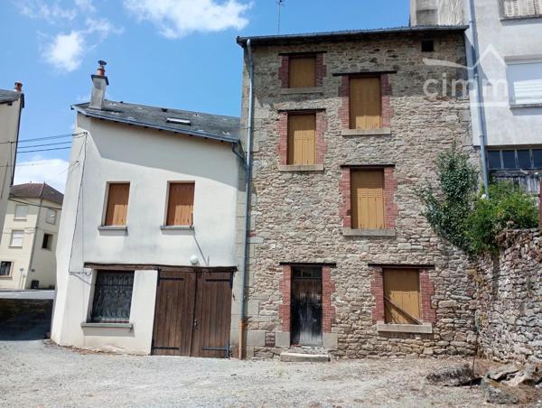 Ensemble de deux maisons avec garage double, dont une entièrement restaurée :