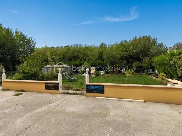 Situé dans le quartier recherché des Hauts de Chantereine, ce grand pavillon de 2013 de 220 m²; édifié sur un sous sol total de plus de 100 m² et un terrain de 900 m², idéal pour une famille.

Elle se compose d'une entrée avec des rangements, une grande pièce de vie lumineuse de plus de 50 m² avec un séjour salle à manger et une cuisine ouverte équipée et aménagée, une pièce de 10 m² à utiliser comme on le souhaite, un WC indépendant puis une suite parentale de plus de 26 m² avec dressing et salle d'eau.

À l'étage, un palier dessert cinq belles chambres, toutes avec des rangements, deux salles d'eau avec WC, une pièce de 10 m² utilisé comme buanderie mais qui peut être aménagé selon nos besoin ainsi que des combles isolés et aménageables

Un sous-sol total piéton de plus de 100 m² offre énormément de possibilités d'aménagement ou de stockage. La parcelle de 900 m² est propice à un potager, un espace de détente. Une grande terrasse permet de stationner plusieurs et profiter des extérieurs.

Les ++++:  DPE classé A, très économique grâce aux différents matériaux de constructions, la pompe à chaleur et le chauffage au sol.

Venez découvrir cette grande maison familiale.

..