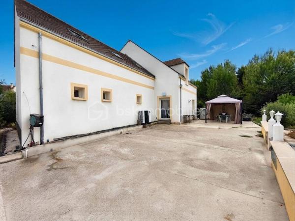 Situé dans le quartier recherché des Hauts de Chantereine, ce grand pavillon de 2013 de 220 m²; édifié sur un sous sol total de plus de 100 m² et un terrain de 900 m², idéal pour une famille.

Elle se compose d'une entrée avec des rangements, une grande pièce de vie lumineuse de plus de 50 m² avec un séjour salle à manger et une cuisine ouverte équipée et aménagée, une pièce de 10 m² à utiliser comme on le souhaite, un WC indépendant puis une suite parentale de plus de 26 m² avec dressing et salle d'eau.

À l'étage, un palier dessert cinq belles chambres, toutes avec des rangements, deux salles d'eau avec WC, une pièce de 10 m² utilisé comme buanderie mais qui peut être aménagé selon nos besoin ainsi que des combles isolés et aménageables

Un sous-sol total piéton de plus de 100 m² offre énormément de possibilités d'aménagement ou de stockage. La parcelle de 900 m² est propice à un potager, un espace de détente. Une grande terrasse permet de stationner plusieurs et profiter des extérieurs.

Les ++++:  DPE classé A, très économique grâce aux différents matériaux de constructions, la pompe à chaleur et le chauffage au sol.

Venez découvrir cette grande maison familiale.

..