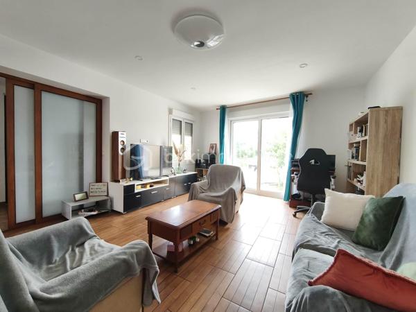 Situé dans le quartier recherché des Hauts de Chantereine, ce grand pavillon de 2013 de 220 m²; édifié sur un sous sol total de plus de 100 m² et un terrain de 900 m², idéal pour une famille.

Elle se compose d'une entrée avec des rangements, une grande pièce de vie lumineuse de plus de 50 m² avec un séjour salle à manger et une cuisine ouverte équipée et aménagée, une pièce de 10 m² à utiliser comme on le souhaite, un WC indépendant puis une suite parentale de plus de 26 m² avec dressing et salle d'eau.

À l'étage, un palier dessert cinq belles chambres, toutes avec des rangements, deux salles d'eau avec WC, une pièce de 10 m² utilisé comme buanderie mais qui peut être aménagé selon nos besoin ainsi que des combles isolés et aménageables

Un sous-sol total piéton de plus de 100 m² offre énormément de possibilités d'aménagement ou de stockage. La parcelle de 900 m² est propice à un potager, un espace de détente. Une grande terrasse permet de stationner plusieurs et profiter des extérieurs.

Les ++++:  DPE classé A, très économique grâce aux différents matériaux de constructions, la pompe à chaleur et le chauffage au sol.

Venez découvrir cette grande maison familiale.

..