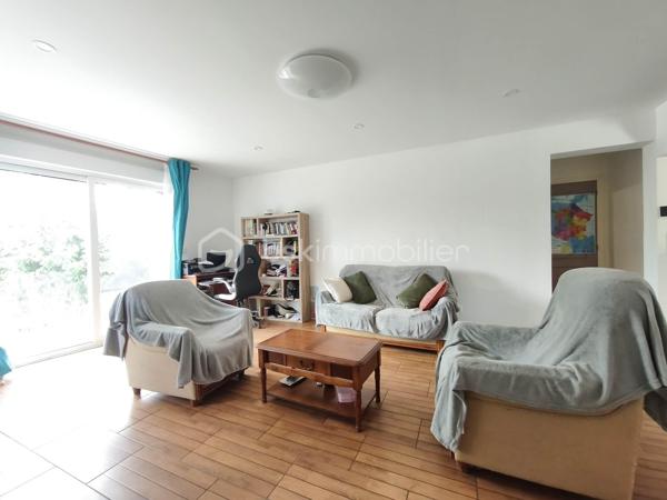 Situé dans le quartier recherché des Hauts de Chantereine, ce grand pavillon de 2013 de 220 m²; édifié sur un sous sol total de plus de 100 m² et un terrain de 900 m², idéal pour une famille.

Elle se compose d'une entrée avec des rangements, une grande pièce de vie lumineuse de plus de 50 m² avec un séjour salle à manger et une cuisine ouverte équipée et aménagée, une pièce de 10 m² à utiliser comme on le souhaite, un WC indépendant puis une suite parentale de plus de 26 m² avec dressing et salle d'eau.

À l'étage, un palier dessert cinq belles chambres, toutes avec des rangements, deux salles d'eau avec WC, une pièce de 10 m² utilisé comme buanderie mais qui peut être aménagé selon nos besoin ainsi que des combles isolés et aménageables

Un sous-sol total piéton de plus de 100 m² offre énormément de possibilités d'aménagement ou de stockage. La parcelle de 900 m² est propice à un potager, un espace de détente. Une grande terrasse permet de stationner plusieurs et profiter des extérieurs.

Les ++++:  DPE classé A, très économique grâce aux différents matériaux de constructions, la pompe à chaleur et le chauffage au sol.

Venez découvrir cette grande maison familiale.

..