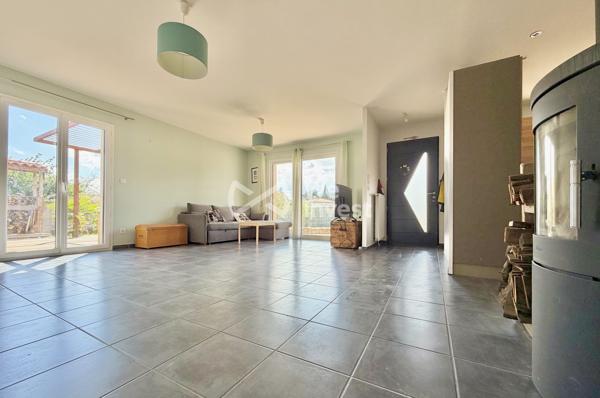 Villa de type 5 de 2016 de 113 m2, garage, dépednances, jardin.