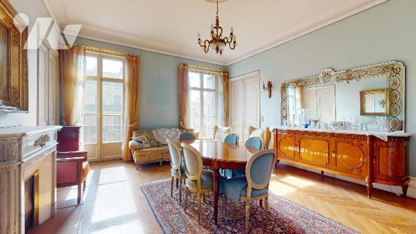 Carré d’Or / Bas Gambetta. Appartement de réception de 205 m² en étage élevé avec balcon exposé Sud