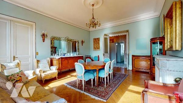 Carré d’Or / Bas Gambetta. Appartement de réception de 205 m² en étage élevé avec balcon exposé Sud