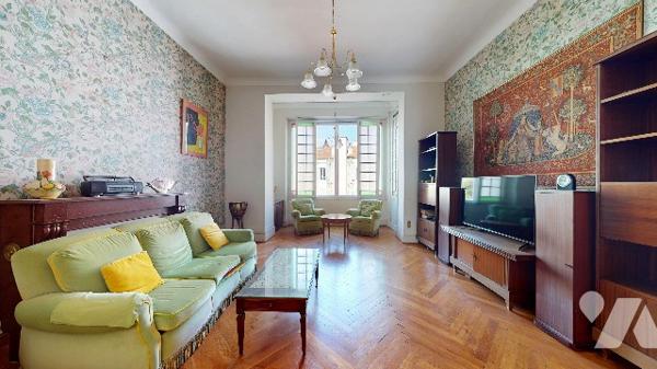 Carré d’Or / Bas Gambetta. Appartement de réception de 205 m² en étage élevé avec balcon exposé Sud