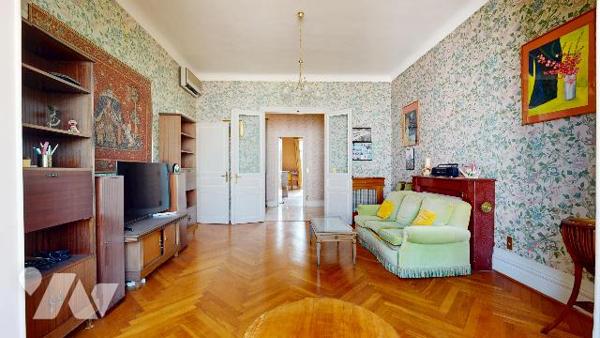 Carré d’Or / Bas Gambetta. Appartement de réception de 205 m² en étage élevé avec balcon exposé Sud