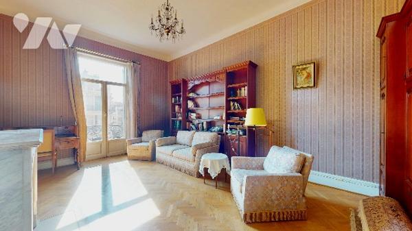 Carré d’Or / Bas Gambetta. Appartement de réception de 205 m² en étage élevé avec balcon exposé Sud