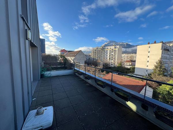 Dernier étage avec terrasse
