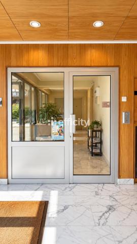 Appartement
         2 pièces
        - 65 m² 615 000 € *