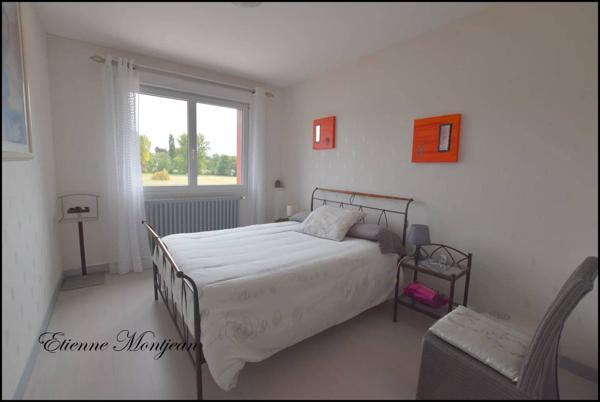 Maison à Espère 256 m² habitable, gîte, piscine, grand pool house, garages, jardin.