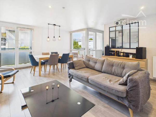 Situé à Gières, ce superbe appartement lumineux et traversant de 87,61 m² offre un cadre de vie moderne et confortable.