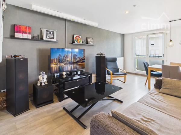 Situé à Gières, ce superbe appartement lumineux et traversant de 87,61 m² offre un cadre de vie moderne et confortable.