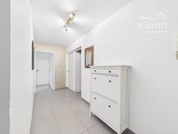 Situé à Gières, ce superbe appartement lumineux et traversant de 87,61 m² offre un cadre de vie moderne et confortable.