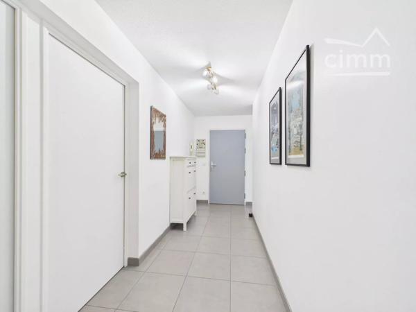 Situé à Gières, ce superbe appartement lumineux et traversant de 87,61 m² offre un cadre de vie moderne et confortable.