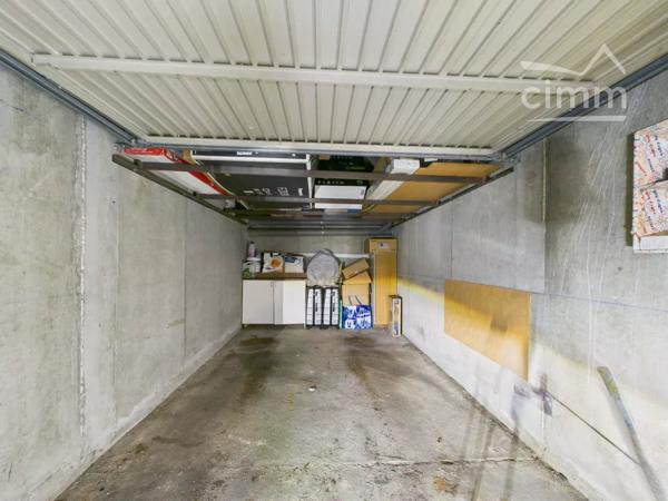 Situé à Gières, ce superbe appartement lumineux et traversant de 87,61 m² offre un cadre de vie moderne et confortable.