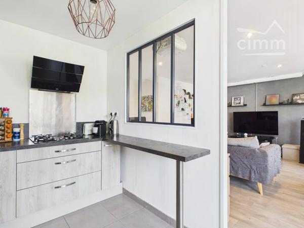 Situé à Gières, ce superbe appartement lumineux et traversant de 87,61 m² offre un cadre de vie moderne et confortable.