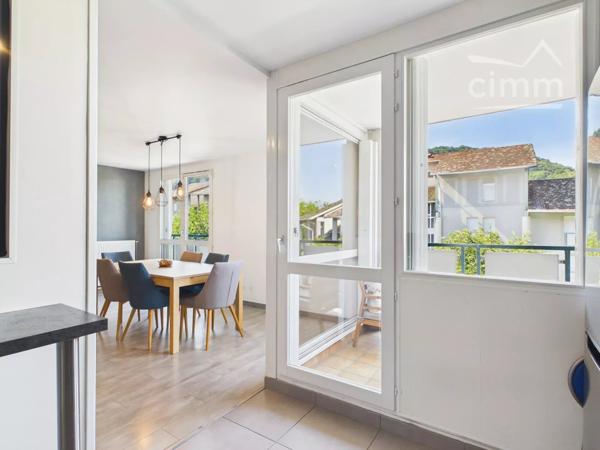 Situé à Gières, ce superbe appartement lumineux et traversant de 87,61 m² offre un cadre de vie moderne et confortable.