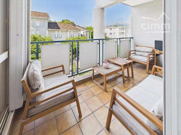 Situé à Gières, ce superbe appartement lumineux et traversant de 87,61 m² offre un cadre de vie moderne et confortable.