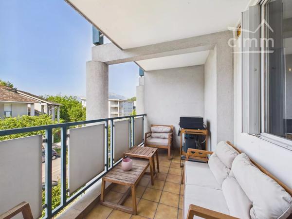Situé à Gières, ce superbe appartement lumineux et traversant de 87,61 m² offre un cadre de vie moderne et confortable.
