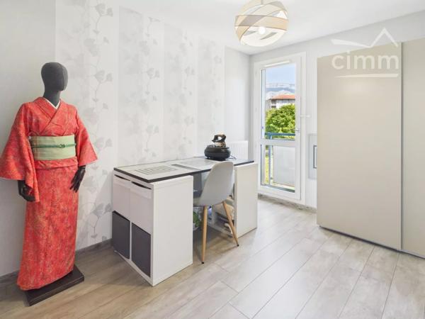 Situé à Gières, ce superbe appartement lumineux et traversant de 87,61 m² offre un cadre de vie moderne et confortable.