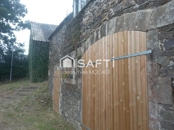 PLEYBEN (29190) ; Maisons de type longère à 5 minutes du centre bourg.