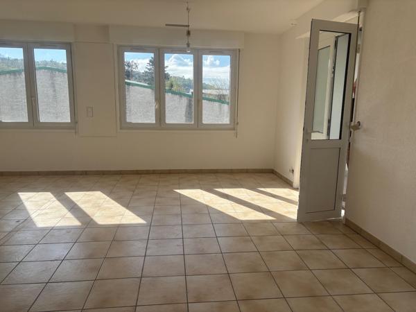À LOUER : Bureaux de 120 m² au 1er étage d'un bâtiment en R+1 avec accès indépendant à ST PRIEST-EN-JAREZ