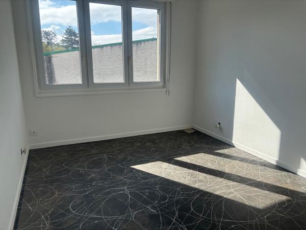 À LOUER : Bureaux de 120 m² au 1er étage d'un bâtiment en R+1 avec accès indépendant à ST PRIEST-EN-JAREZ