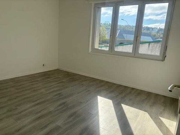 À LOUER : Bureaux de 120 m² au 1er étage d'un bâtiment en R+1 avec accès indépendant à ST PRIEST-EN-JAREZ