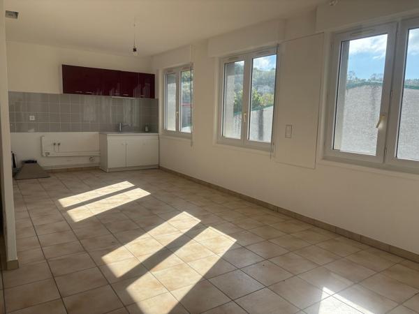 À LOUER : Bureaux de 120 m² au 1er étage d'un bâtiment en R+1 avec accès indépendant à ST PRIEST-EN-JAREZ