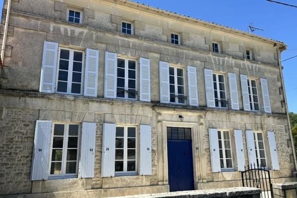 Grande maison de caractère au coeur de Néré avec jardin et dépendance Nere