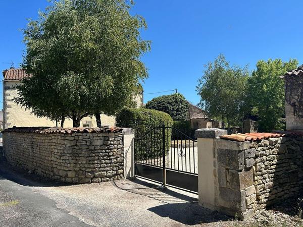 Grande maison de caractère au coeur de Néré avec jardin et dépendance Nere