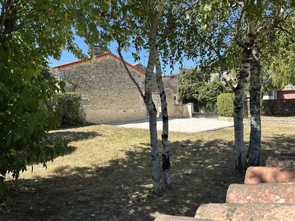 Grande maison de caractère au coeur de Néré avec jardin et dépendance Nere