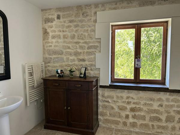 Grande maison de caractère au coeur de Néré avec jardin et dépendance Nere