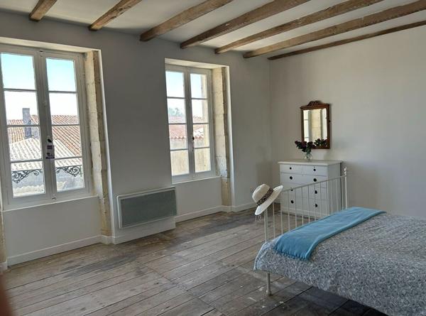 Grande maison de caractère au coeur de Néré avec jardin et dépendance Nere