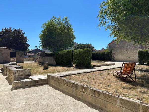 Grande maison de caractère au coeur de Néré avec jardin et dépendance Nere