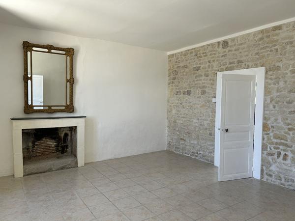 Grande maison de caractère au coeur de Néré avec jardin et dépendance Nere