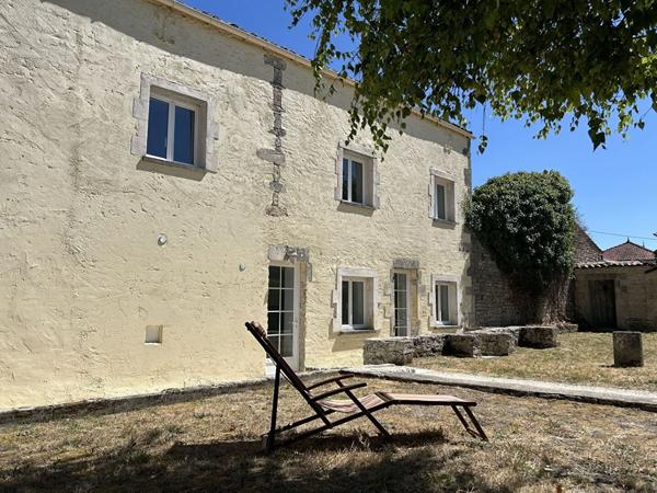 Grande maison de caractère au coeur de Néré avec jardin et dépendance Nere