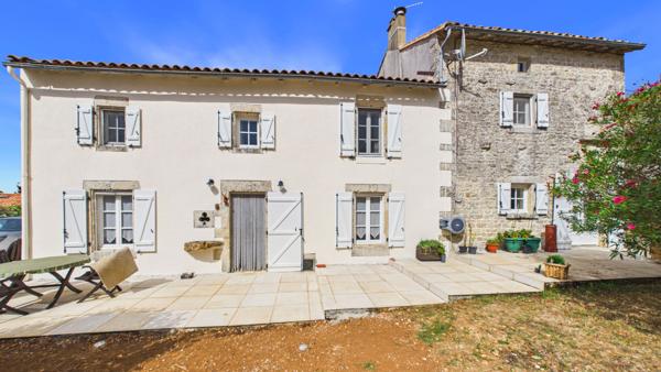 Charmante maison de village rénovée de 4 chambres avec dépendances, terrasse et jardin Celles-sur-belle