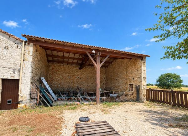 Charmante maison de village rénovée de 4 chambres avec dépendances, terrasse et jardin Celles-sur-belle