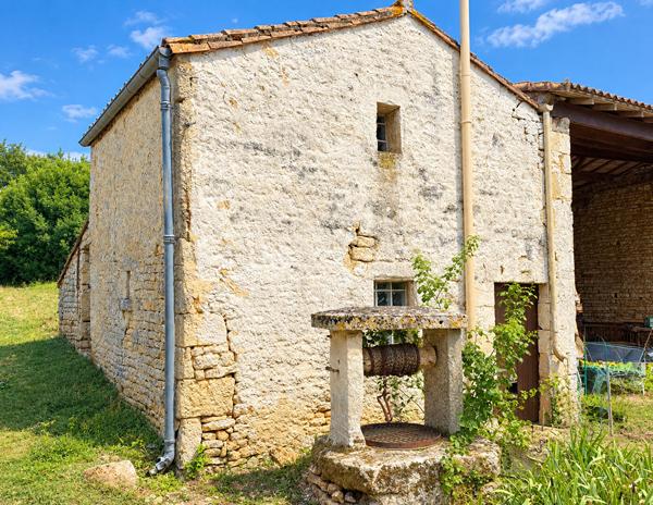 Charmante maison de village rénovée de 4 chambres avec dépendances, terrasse et jardin Celles-sur-belle